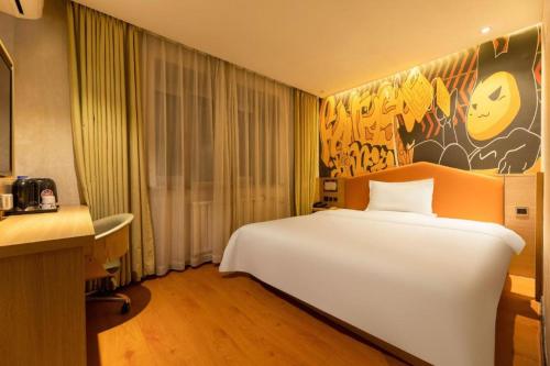 Ένα ή περισσότερα κρεβάτια σε δωμάτιο στο IU Hotel Tianjin Xiqing Zhong Bei Zhen Branch