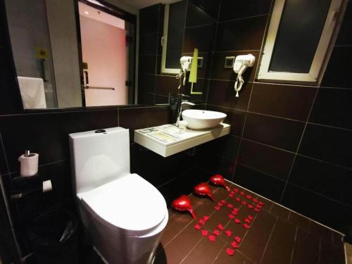 Ένα μπάνιο στο IU Hotel Tianjin Xiqing Zhong Bei Zhen Branch