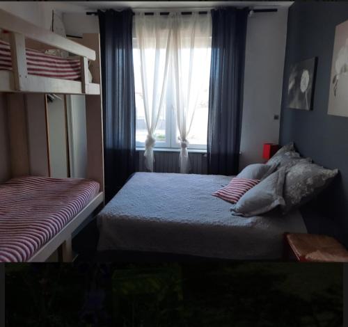 une chambre avec deux lits superposés et une fenêtre dans l'établissement Villa Bon Séjour, à Wimereux