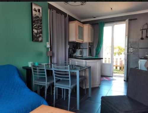 une cuisine et une salle à manger avec une table et des chaises dans l'établissement Villa Bon Séjour, à Wimereux