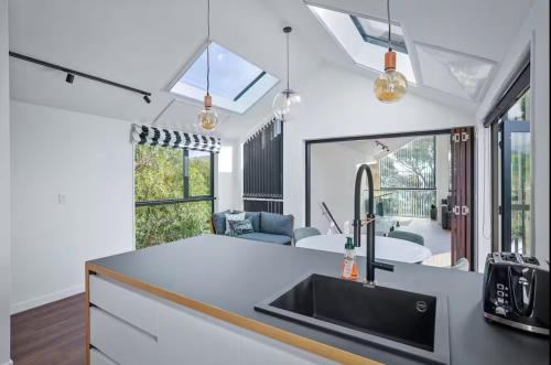 Modern Spacious Hillside Retreat with Scenic Viewsにあるキッチンまたは簡易キッチン