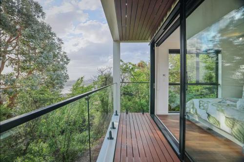Modern Spacious Hillside Retreat with Scenic Viewsにあるバルコニーまたはテラス