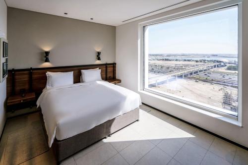 Ένα ή περισσότερα κρεβάτια σε δωμάτιο στο FORM Hotel Al Jaddaf, Dubai, a Member of Design Hotels