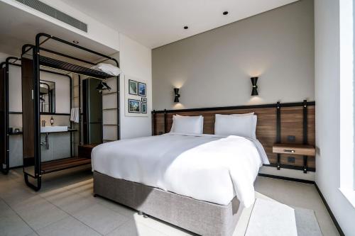 Ένα ή περισσότερα κρεβάτια σε δωμάτιο στο FORM Hotel Al Jaddaf, Dubai, a Member of Design Hotels