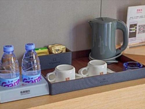 Příslušenství pro přípravu čaje a kávy v ubytování Borrman Hotel Zhaoqing Sihui Tianguangxu Jade City
