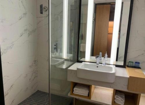 Koupelna v ubytování Borrman Hotel Zhaoqing Sihui Tianguangxu Jade City