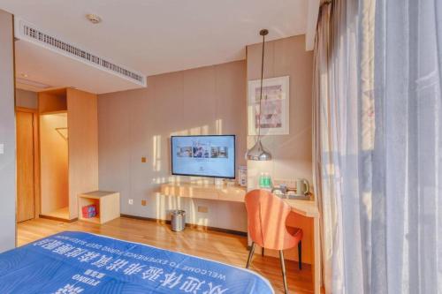 Postel nebo postele na pokoji v ubytování Borrman Hotel Zhaoqing Sihui Tianguangxu Jade City
