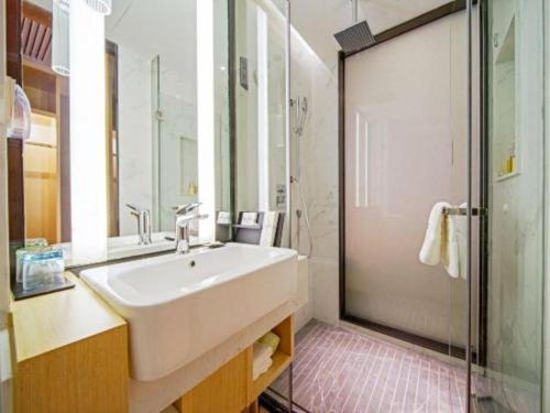 Koupelna v ubytování Borrman Hotel Zhaoqing Sihui Tianguangxu Jade City