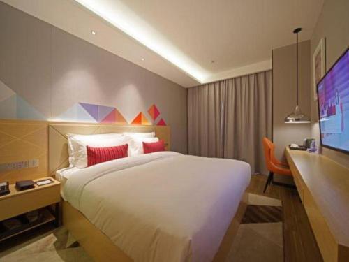 TV a/nebo společenská místnost v ubytování Borrman Hotel Zhaoqing Sihui Tianguangxu Jade City
