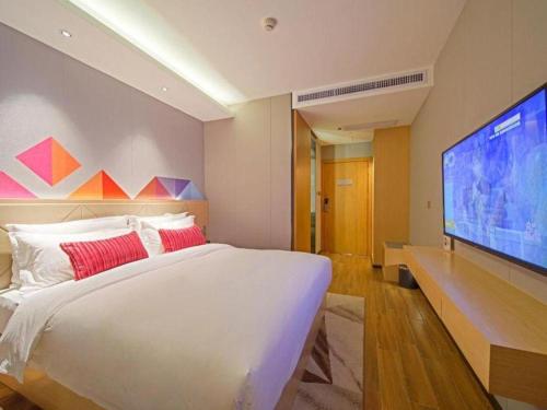 TV a/nebo společenská místnost v ubytování Borrman Hotel Zhaoqing Sihui Tianguangxu Jade City