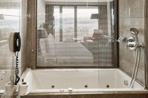 Bilik mandi di Gezi Hotel Bosphorus, Istanbul, a Member of Design Hotels