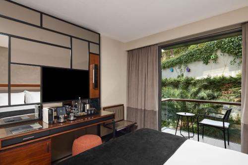 Televisyen dan/atau pusat hiburan di Gezi Hotel Bosphorus, Istanbul, a Member of Design Hotels