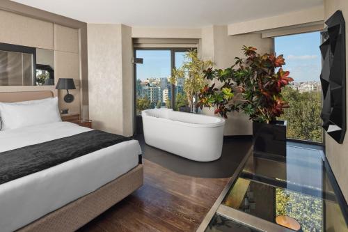 Televisyen dan/atau pusat hiburan di Gezi Hotel Bosphorus, Istanbul, a Member of Design Hotels