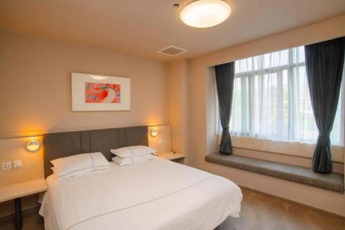 Postel nebo postele na pokoji v ubytování Jinjiang Inn Tiantai Passenger Center