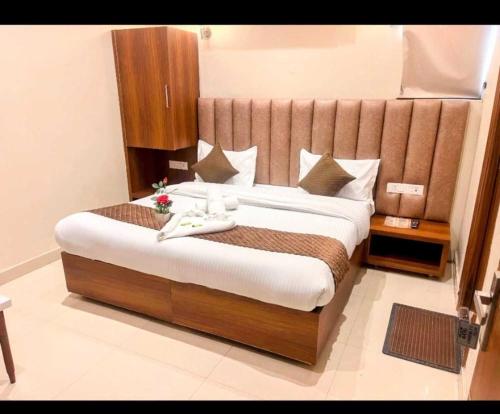 Postel nebo postele na pokoji v ubytování Hotel 'S' IN Ramesh Nagar