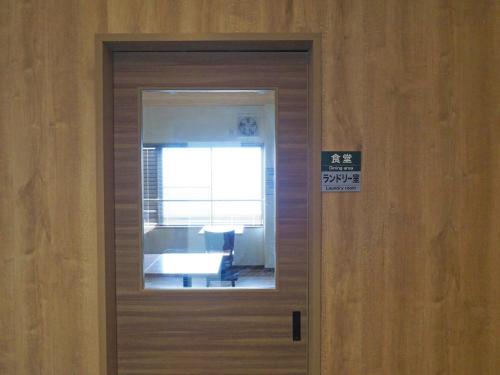 a door to an office with a sign on it at マーケットステイ新宮 in Shingu