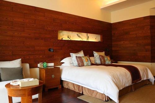 Katil atau katil-katil dalam bilik di Pingtian Bandao Hotel