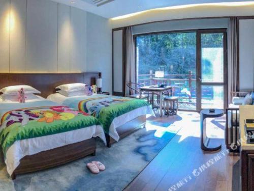 Katil atau katil-katil dalam bilik di Pingtian Bandao Hotel