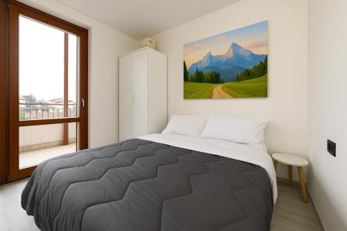 a bedroom with a large bed and a large window at Casa Bacher Pool&GardenPrivate&2,5kilometri to Peschiera del Garda center in Peschiera del Garda
