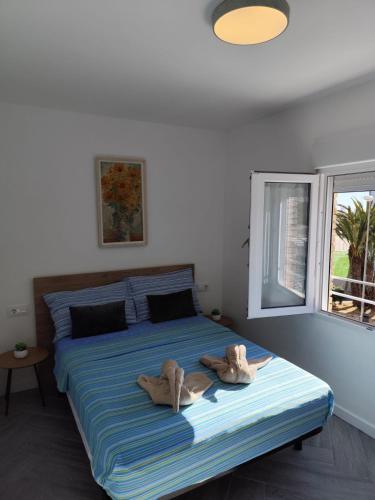 a bedroom with a bed with two towels on it at Paradis Calpe in Calpe