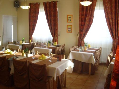 コンスタンチン・イェジオルナにあるZajazd Pułaskiegoのダイニングルーム(白いテーブルクロス付きのテーブル付)