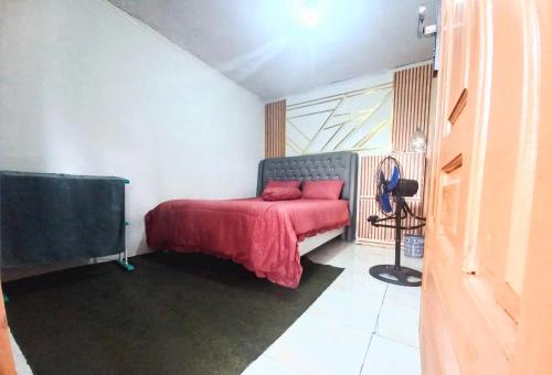 Ένα ή περισσότερα κρεβάτια σε δωμάτιο στο MENPoRKOsT DaN FaMILY Homestay