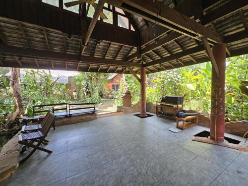 Κήπος έξω από το Amatas Garden Home