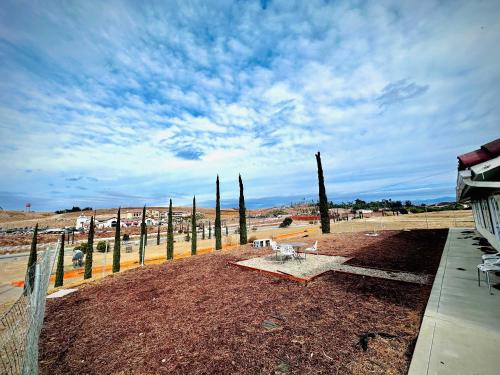 un parque con árboles en medio de un campo en Allura Encantado - Temecula Wine Retreat, en Temecula