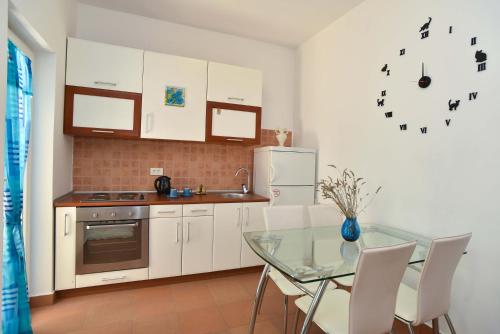 Η κουζίνα ή μικρή κουζίνα στο Blue Mare Apartment