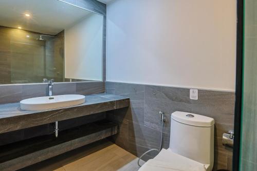 Ένα μπάνιο στο Pool View 1 Bed Apt T2-620