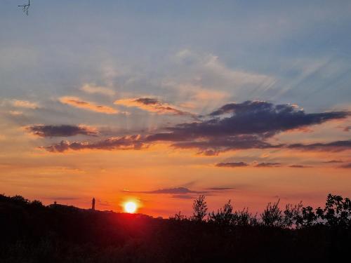 a sunset with the sun in the sky at Urlaub, wo die Toskana noch authentisch ist - Rustico aus 16Jh mit Infinity Pool in Pomarance