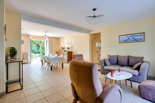 un salon avec un canapé et une table dans l'établissement Maison spacieuse pour 4 avec jardin et terrasse, à Pleurtuit
