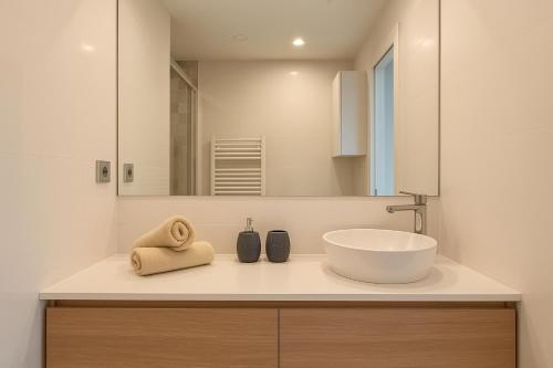 a bathroom with a sink and a mirror at Apartamento en la playa de Castelldefels ( Barcelona) in Castelldefels