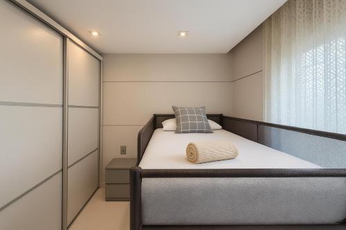 a bedroom with a bed and a window at Apartamento en la playa de Castelldefels ( Barcelona) in Castelldefels