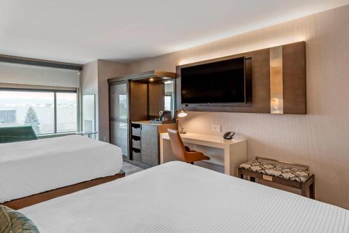 Letto o letti in una camera di Cambria Hotel Shelby Township - Detroit Utica