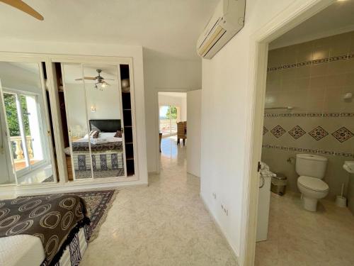 ベニタチェルにあるVilla Melissaのバスルーム(ベッド1台付)、トイレが備わります。