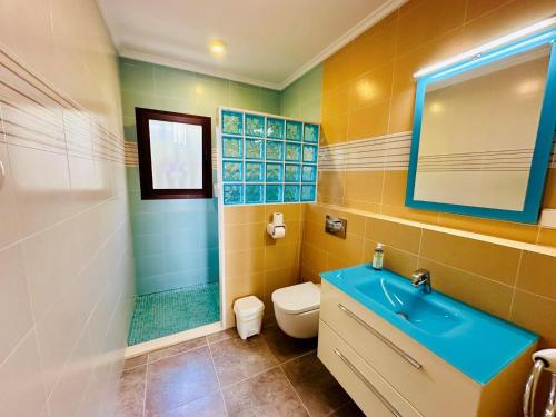 ベニタチェルにあるVilla Paraísoのバスルーム(青いシンク、トイレ付)