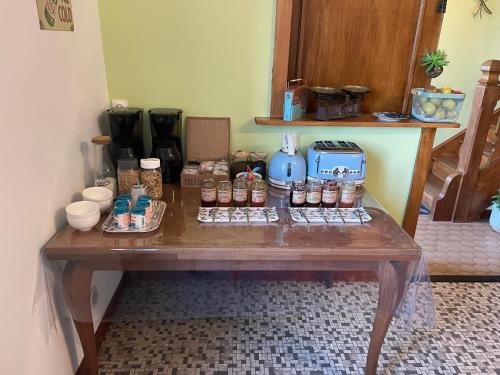 een houten tafel met potten voedsel erop bij Gites le Rucher de Kerillis in Plouguiel