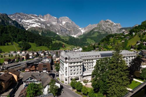 una vista aerea di una città con montagne sullo sfondo di Kempinski Palace Engelberg a Engelberg