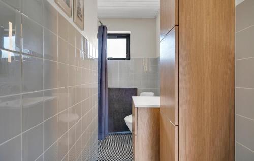 Ένα μπάνιο στο 2 Bedroom Cozy Home In Knebel