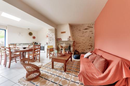 un salon avec un canapé et une table dans l'établissement Maison pour 6 adultes - 2 enfants avec jardin, à Saint-Gildas-de-Rhuys