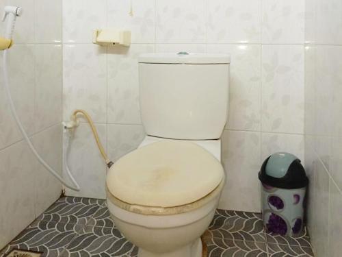 a bathroom with a toilet with a hose at Lishafa Homestay in Karimunjawa