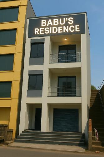 ティルヴァンナーマライにあるBabu's Residency WHERE PREMIUM MEETS COSTの「浴場レジデンス」と書かれた看板のある建物