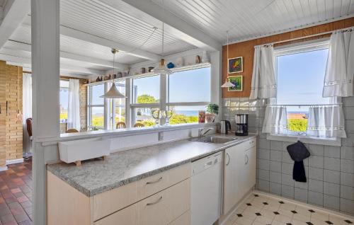 Una cocina o cocineta en 3 Bedroom Gorgeous Home In Allingåbro
