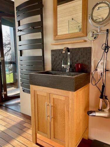 Photo de la galerie de l'établissement Villa avec piscine proche Annecy Genève, à Cruseilles