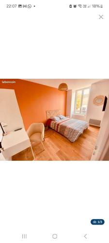 une pièce avec un lit et un bureau dans l'établissement Chambre chez raissa, à Trappes