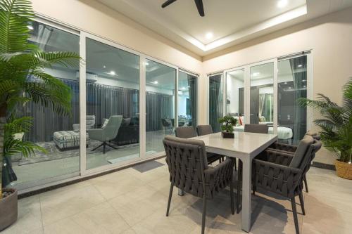 a dining room with a table and chairs at Modern Villa 3BR - Great Location - KL3 in Hua Hin
