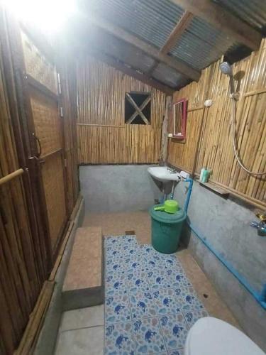 a small bathroom with a toilet and a sink at Baan 2 Dao Farmstay in Chiang Dao