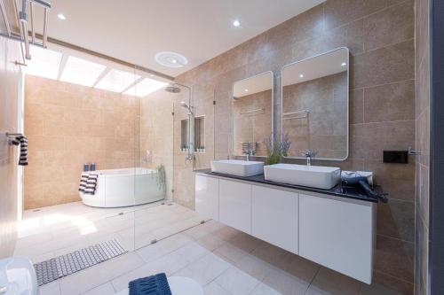 a bathroom with two sinks and a large mirror at Modern Villa 3BR - Great Location - KL3 in Hua Hin