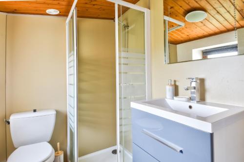 une salle de bain avec toilettes, lavabo et douche dans l'établissement 60 m de la plage - Jardin - Terrasse - Maison pour 5, à La Guérinière